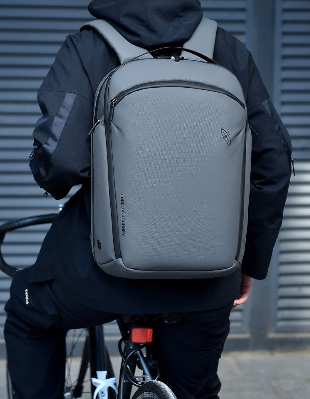 תיק גב Voyager Max-Tech 25L למחשב 16 אינץ' עם יציאת USB מבית כאמל מאונטין – תמונה 2